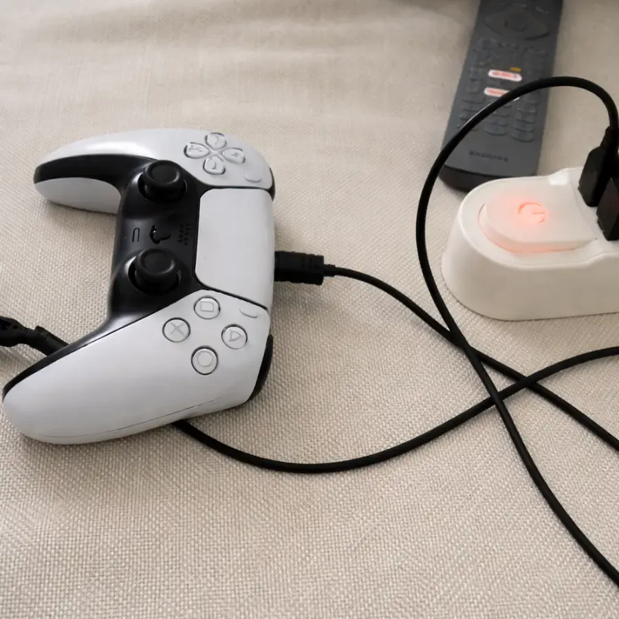 Alat kawalan DualSense disambungkan ke port hadapan PlayStation 5 menggunakan kabel USB-C