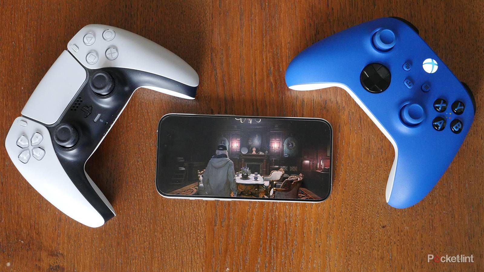 2026년 모바일 게임을 위해 아이패드에 연결된 PS5 DualSense와 Xbox 무선 컨트롤러