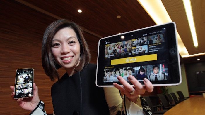 Hand adjusting video playback resolution settings inside the Viu mobile app